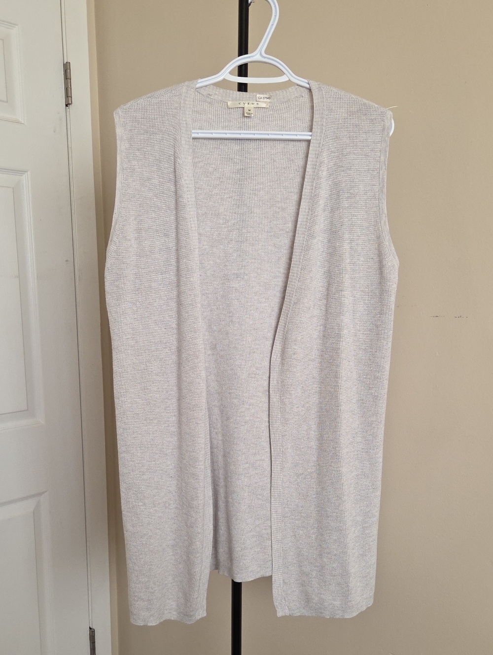 Cyrus Cream Open-Front Sleeveless Knit Cardigan Vest